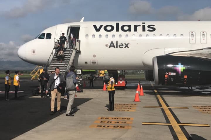 1. Pasajeros de Volaris. Foto  - El Imparcial de Oaxaca