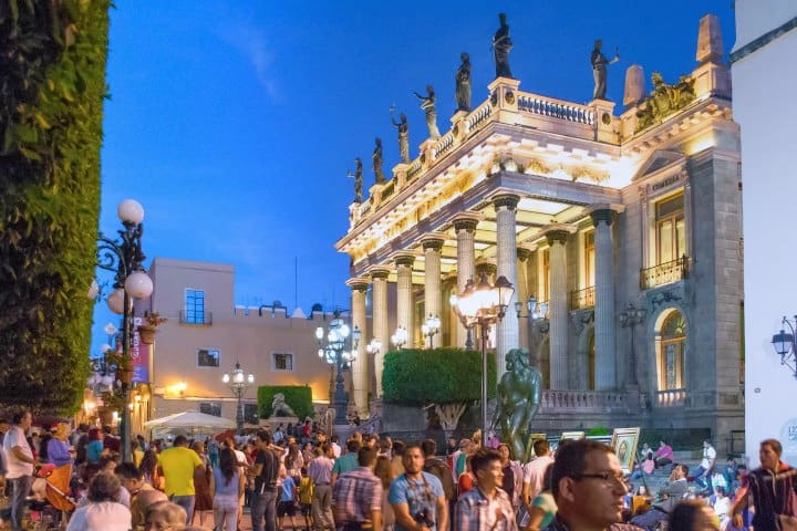 1. Turistas en Guanajuato frente al Teatro Juárez. Foto - Líder Empresarial