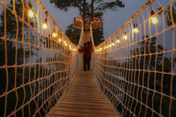 1. Puente iluminado de Itoo en Benzaa. Foto - Restaurant Itoo - Benzaa Ecoresort (Facebook)