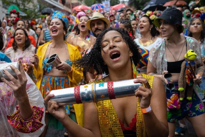 1. Calle durante el Carnaval de Brasil. Foto - OnCuba News
