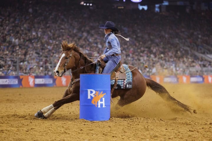 10. Carreras de barriles; rodeo exclusivamente femenino en donde la jinete tiene que girar alrededor del barril sin tirarlo. Foto - The Official Houston Livestock Show and Rodeo Website