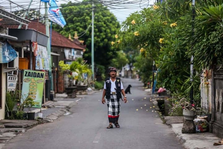 10. Policia de Bali solo en la calle durante el Día del Silencio. Foto - Combo Nghỉ Dưỡng