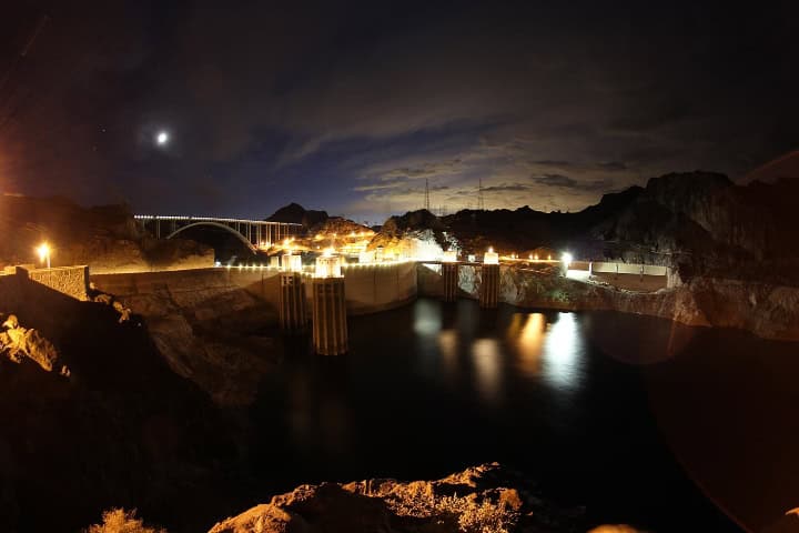 11. Presa Hoover de noche. Foto - Cole Marshall (Unsplash)