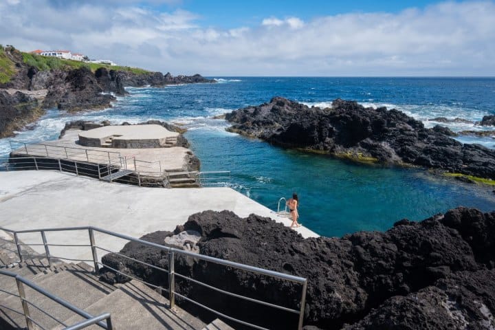 11. Piscinas naturales en la Isla de Flores. Foto - Revigorate