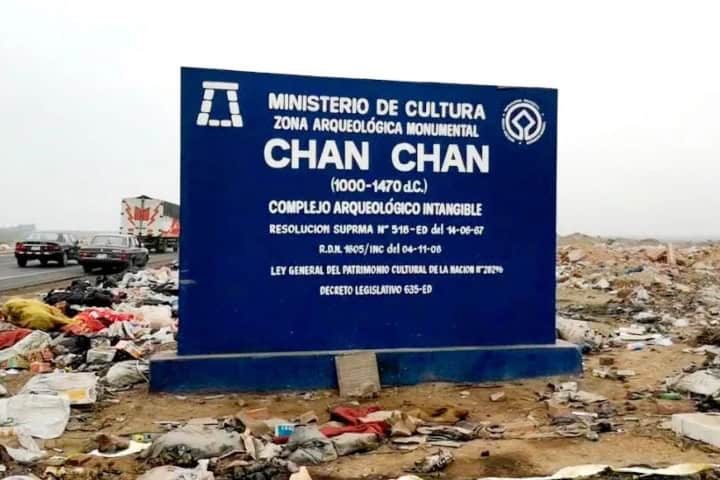 12. Vertedero de basura detrás de la zona arqueológica de Chan Chan Foto - Actualidad Ambiental