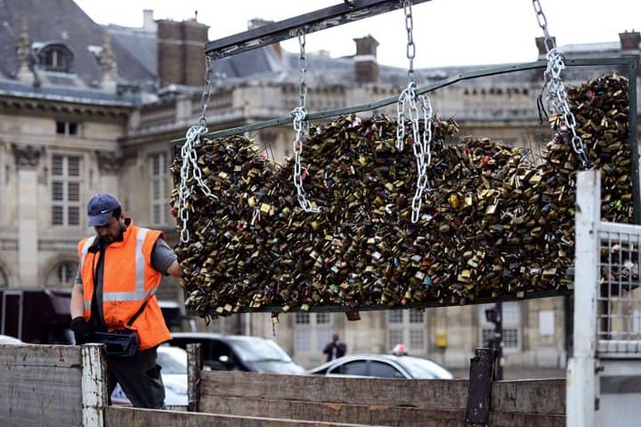 13. París retirando candados del amor. Foto - Emol