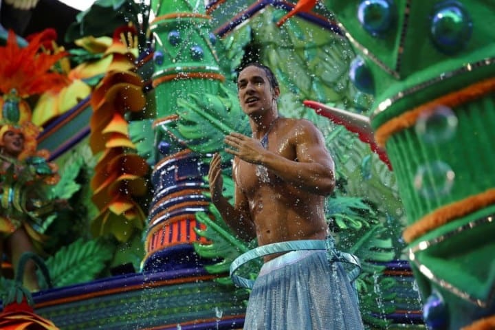 15. Escuela de baile Rosas de Ouro con carro alegórico de agua, en el Carnaval de Brasil. Foto - El Litoral