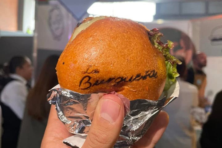 2. Hamburguesa sencilla servida por "La Hamburguesa" en el Burger Fest 2023. Foto - Burger Fest (Facebook)