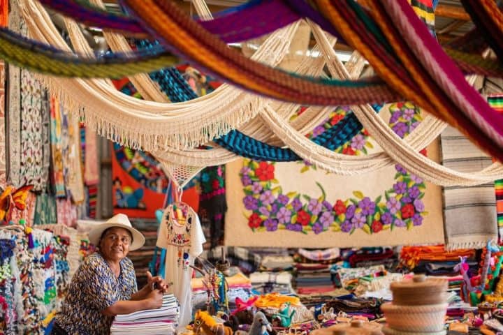 2. Negocio de artesanías mexicanas. Foto - Hora Cero Nuevo León