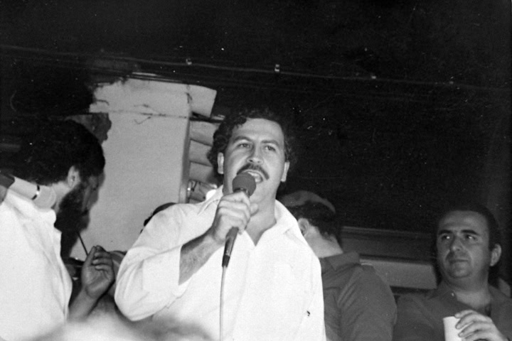 2. Pablo Escobar en un mitin político. Foto - Asuntos Legales