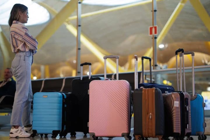 2. Mujer con maletas en Aeropuerto. Foto - El Español