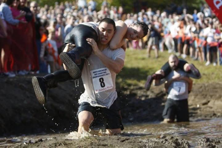 2. Concursantes del eukonkanto, carrera cargando a tu esposa. Foto - Amusing Planet