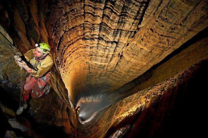 2. Pozo en la Cueva Veryovkina. Foto - Geology In