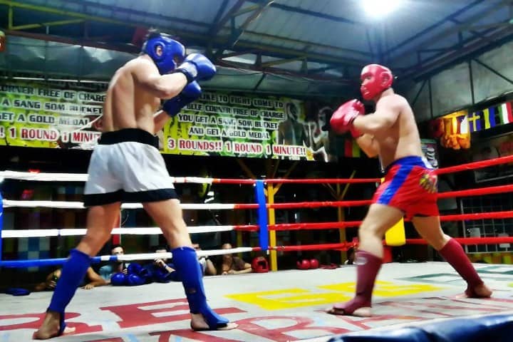 2. Luchadores en el Reggae Bar. Foto - יאללה טורס תאילנד (Vamos Tours Tailandia)