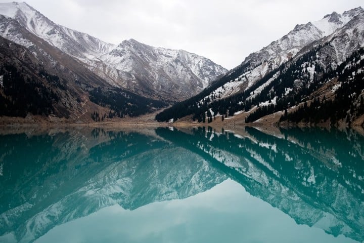 2. Bol'shoye Almatinskoye Ozero, el lago grande de Kazajistán. Foto - Polina Skaia (Unsplash)