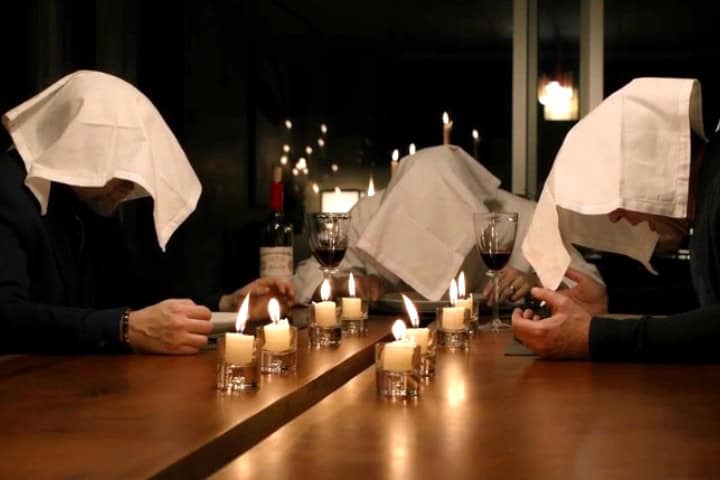 3. Ritual para comer escribanos hortelanos en la serie Billions Tem. 3 Epi. 6 (2016). Foto - Hiena Voyeur