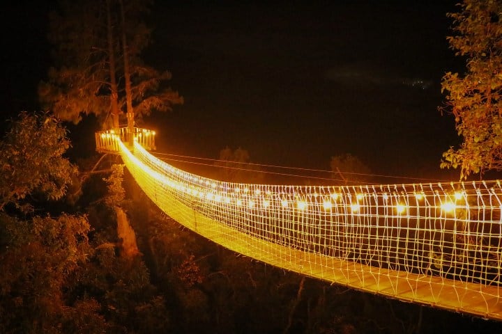 3. Puente iluminado de Itoo. Foto - Restaurant Itoo - Benzaa Ecoresort (Facebook)