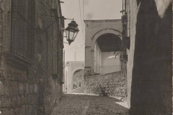 4. Callejón Angosto, aproximadamente en 1900. Foto - Álamos a través de los siglos (Facebook)