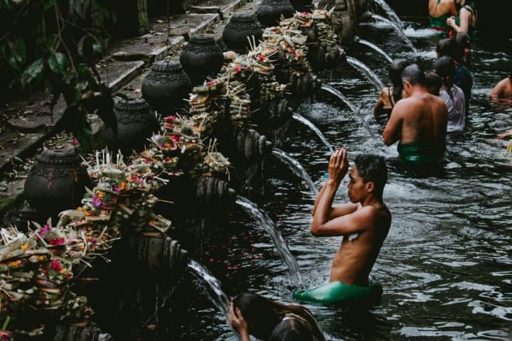 4. Baños de purificación en Bali. Foto - VOI