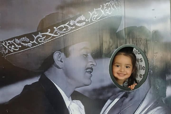 4. Niña posando en spot para fotos de Pedro Infante. Foto - Museo Pedro Infante Cruz Guamúchil (Facebook)