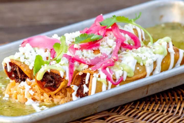 4. Taquitos de pollo ahogado del Food and Wine, Disney 2025. Foto - WDW News Today