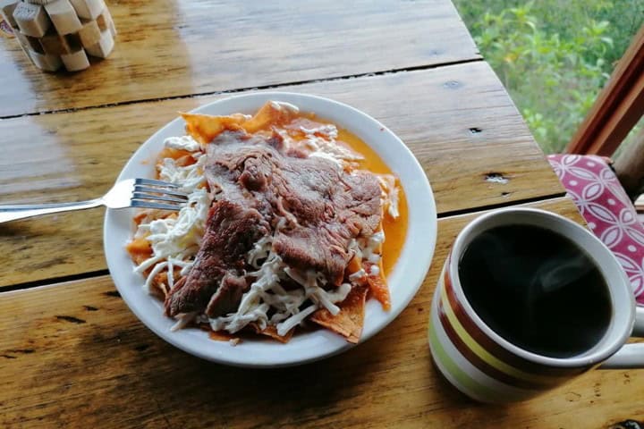 4. Chilaquiles con cecina servidos en Itoo. Foto - Benzaa Ecoresort (Facebook)