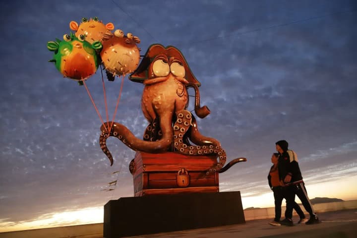 4. Monigote, figuras que se colocan en el camellón de Mazatlán para indicar el inicio del carnaval. Foto - Son Playas