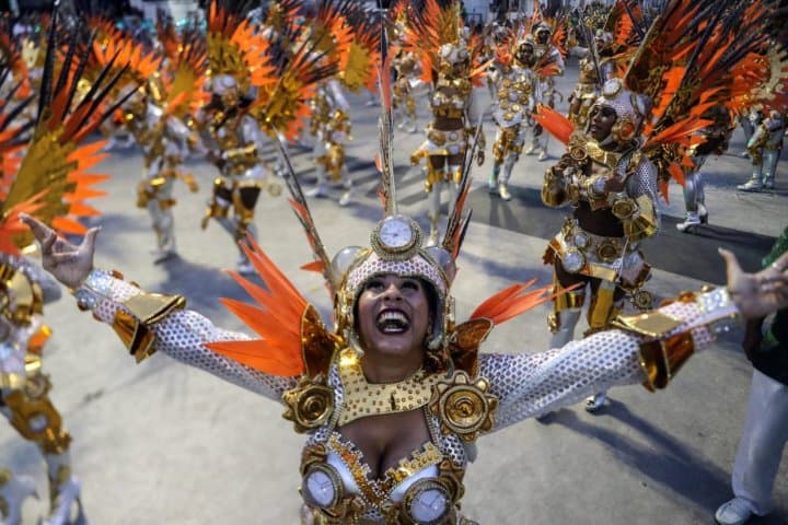 4. Grupo de samba en el Carnaval de Brasil. Foto - Z101 Digital