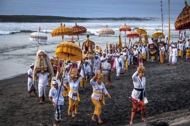 5. Baños de purificación en la Playa Melasti. Foto - Good News From Indonesia