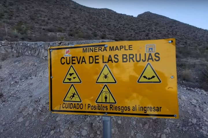 5. Letrero de advertencia de la Cueva de las Brujas. Foto - Levario Vlogs (YouTube)