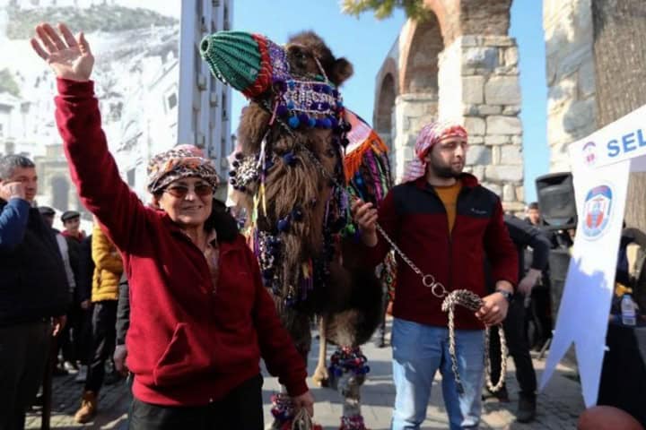 5. Habibe Yüksel con uno de sus camellos. Foto - İskenderun.org