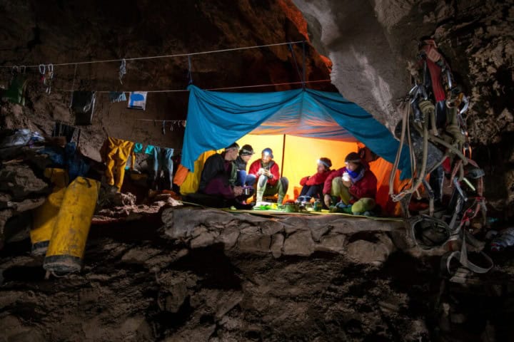 5. Espeleólogos acampando en la Cueva Veryovkina. Foto - BASE Magazine