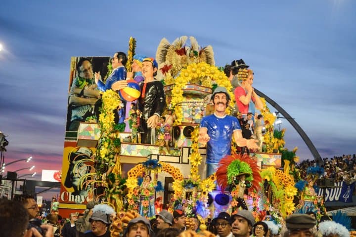 5. Carro alegórico de Roberto Gomez Bolaños "Chespirito", en el Carnaval de Brasil, 2021. Foto - Fórum Chaves (X)