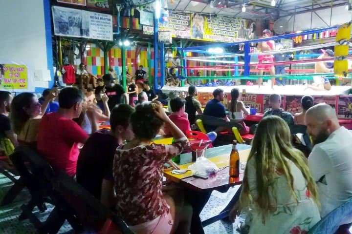 5. Comensales presenciando la pelea. Foto - Reggae Bar Phi Phi Islands Thailand (Facebook)