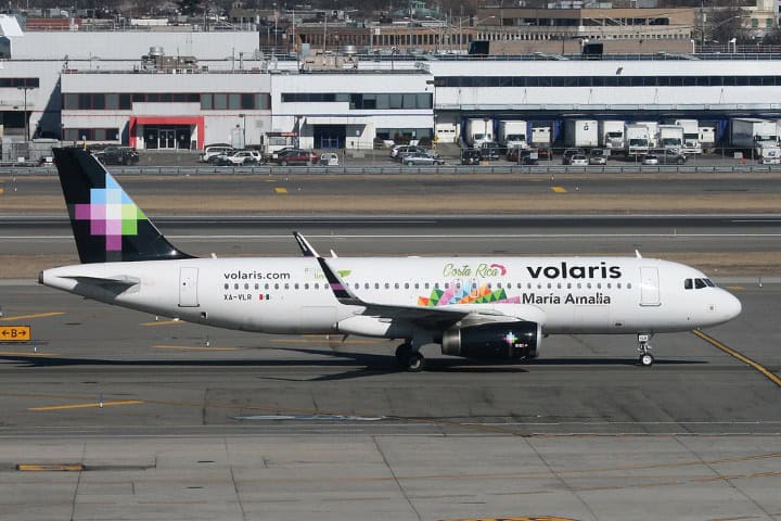 6. Avión de Volaris en el Aeropuerto de Nueva York. Foto - Tom Turner (Flickr)