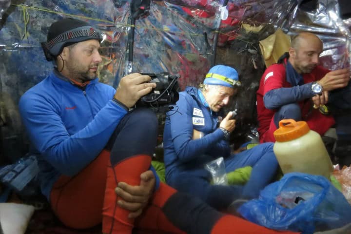 6. Jesus Calleja y su equipo acampando en el interior de la cueva. Foto - Torca del Río Perdido (CA32)