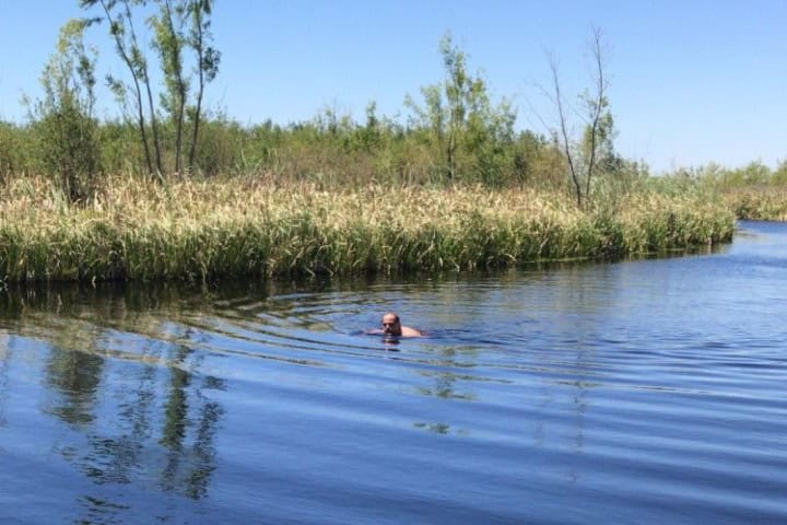 6. Persona nadando en las aguas del Ojo de Delta. Foto - Pancho Villa (Fly dreamers)