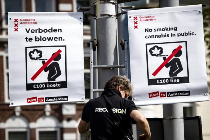 7. Colocación de letreros de No Fumar en Ámsterdam. Foto - The Guardian