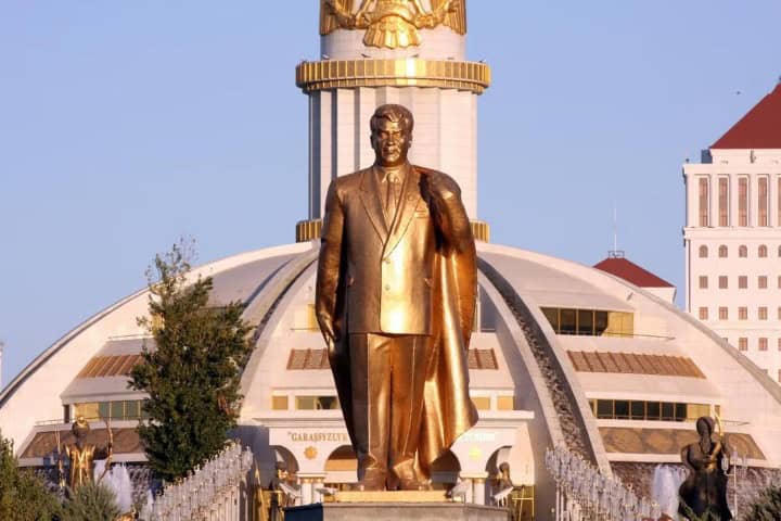 7. Estatua de Saparmurat Niyazov en Asjabad. Foto - slate.com