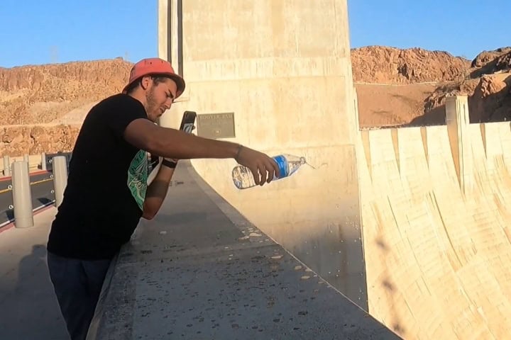 7. Visitante de la presa tirando agua. Foto - DANNY SANTOS ROSARIO (YouTube)