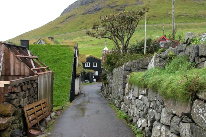 7. Pequeña calle en las Islas Feroe. Foto - Husmeando por la red