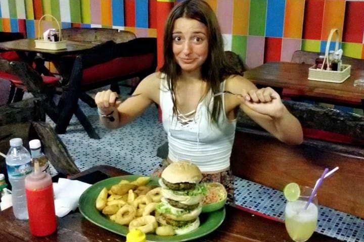 7. Ganadora del reto de la hamburguesa, 2019. Foto - Reggae Bar Phi Phi Islands Thailand (Facebook)