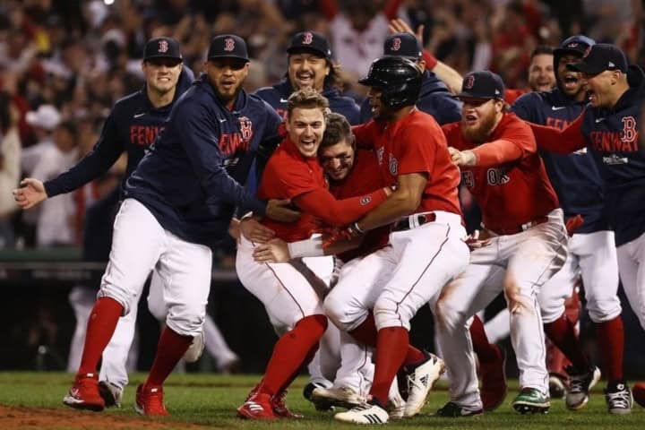 8. Equipo de beisbol los Medias Rojas, 2021. Foto - Al Bat