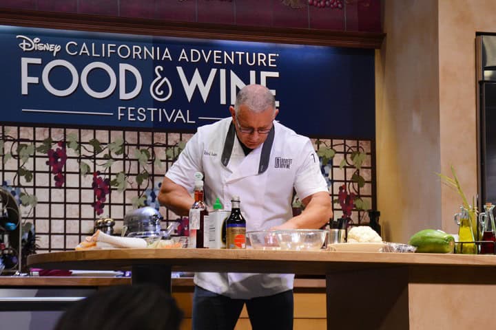 8. Demostración culinaria en el Food and Wine. Foto - Anaheim America's Best Value Inn Suites - Disneyland Resort