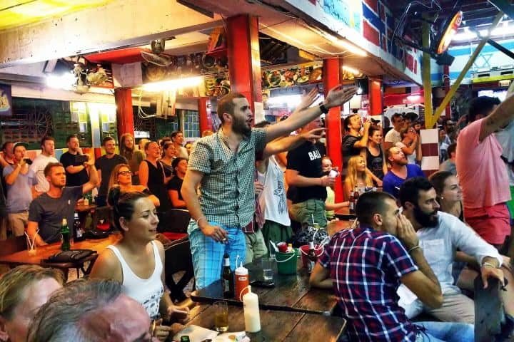 8. Público animando pelea en el Reggae Bar. Foto - Reggae Bar Phi Phi Islands Thailand (Facebook)