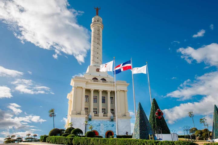 9. Monumento a los Héroes de Restauración en Santiago. Foto - Construmedia