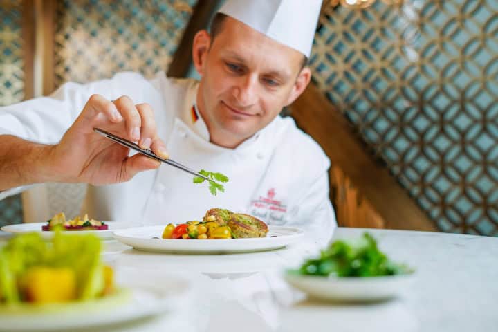 9. Chef de Emirates preparando comida vegana. Foto - Emirates