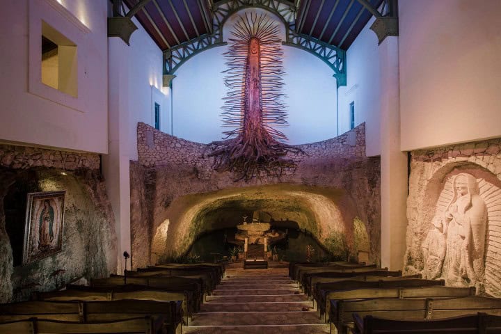 1. Interior de la Capilla de la Virgen de Guadalupe en Xcaret. Foto - Bodas Xcaret 