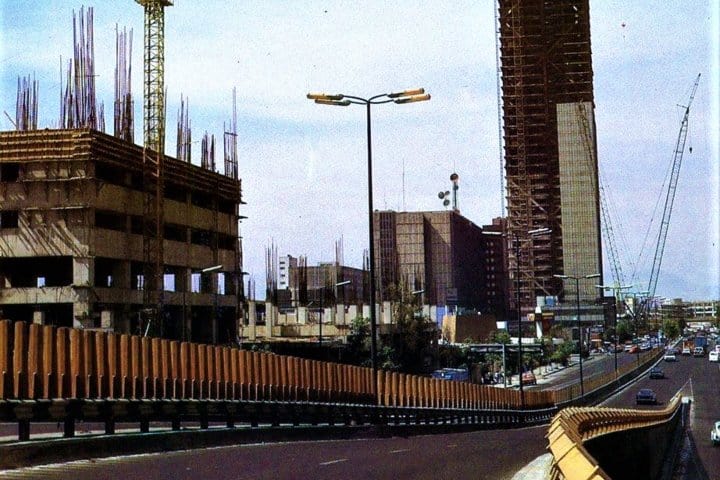 1. Construcción de la Plaza de las Estrellas y de la Torre Ejecutiva de Pemex. Foto - Historias De La Ciudad de México (Facebook)