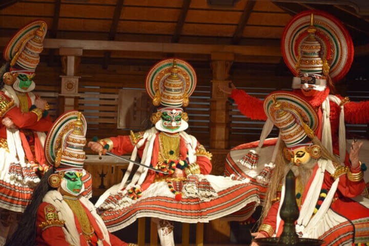 1. Actores de Kathakali en representación de una obra. Foto - culturizando.com